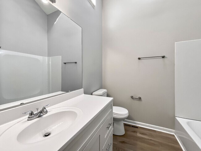 Building Photo - Charming 3-Bed, 2-Bath Home in Lees Summit with 2 Car Garage