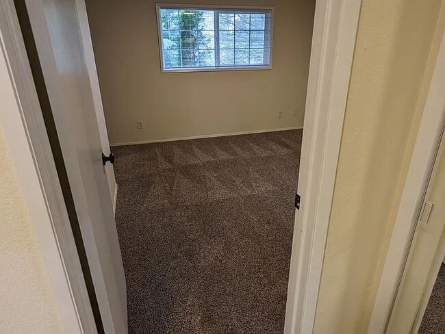 Building Photo - Available Now! Pet-Friendly 2 Bed/ 1.5 Bath with Patio & Parking