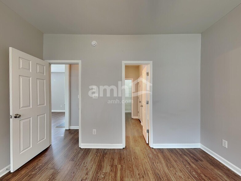 Building Photo - 321 Collinsworth Dr