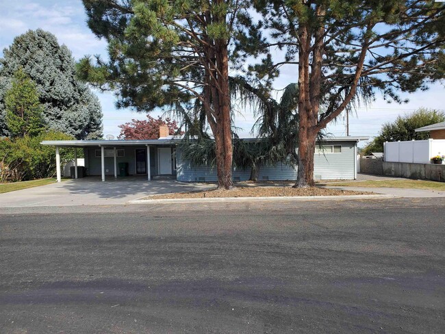 Building Photo - West Kennewick Rambler with Full Landscaping