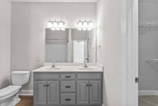 Building Photo - Spacious Townhome in Siegel School Zone – 2 Private Suites & Open Floor Plan!