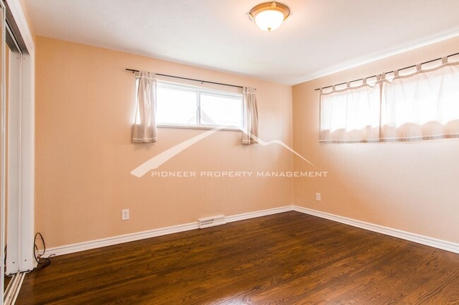 Building Photo - 1/2 Duplex with Central AC and Fenced Yard