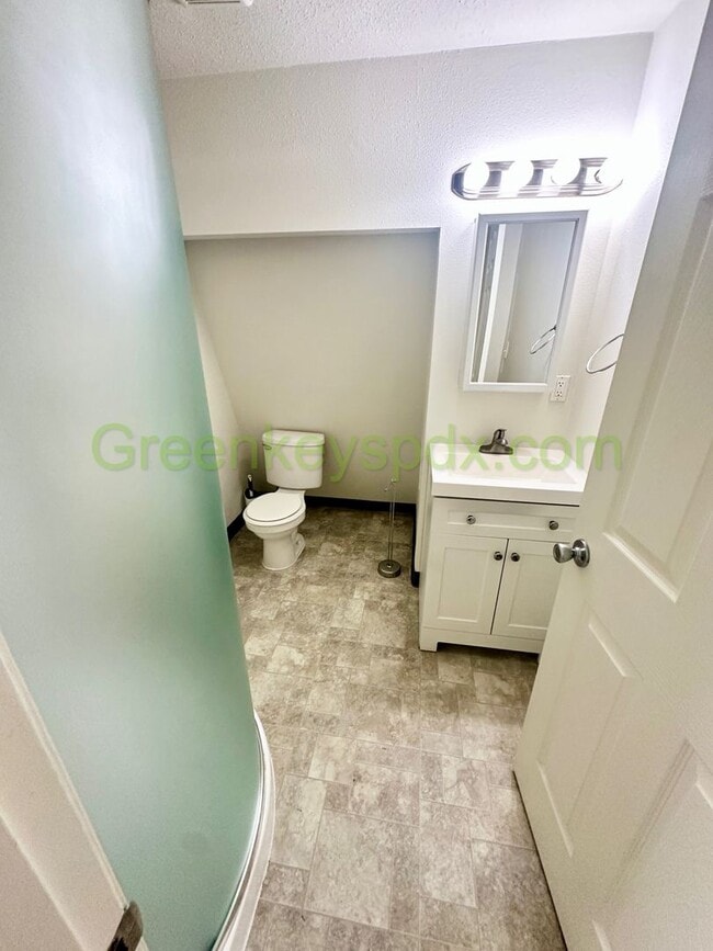 Building Photo - SE Ankeny Duplex