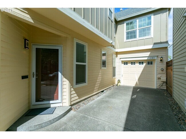 Building Photo - Beautiful 3 bedroom Home with Large Living...