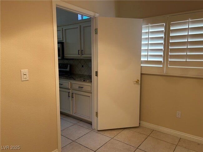 Building Photo - 10041 Woodhouse Dr