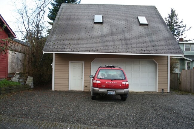 Building Photo - PRELEASE: 5 bdrm/2 bath in York neighborhood