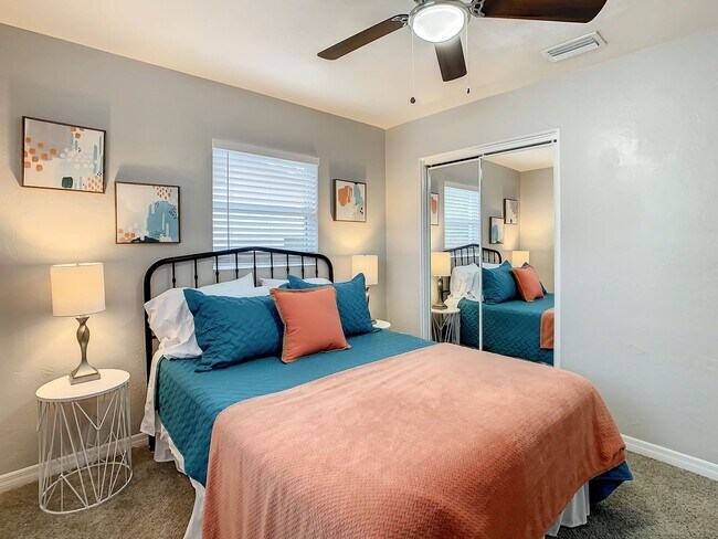 Building Photo - Available Today! Centrally Located St Pete House Furnished for Rent!