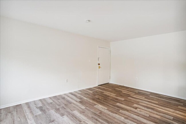 Building Photo - Spacious & Updated 2BD/1BA - All Utilities...