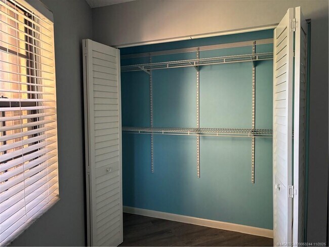 Building Photo - 2041 NE Collins Cir