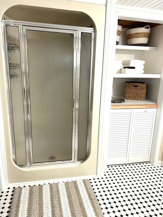 Building Photo - Home on East Bay – Impeccably Furnished Off-Season Retreat