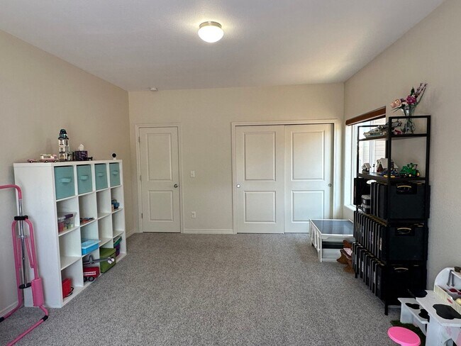 Building Photo - Beautiful 5 bedroom ranch home in (D49)