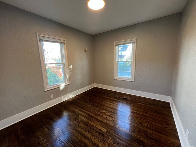 Building Photo - Charming 2 Bed 1 Bath