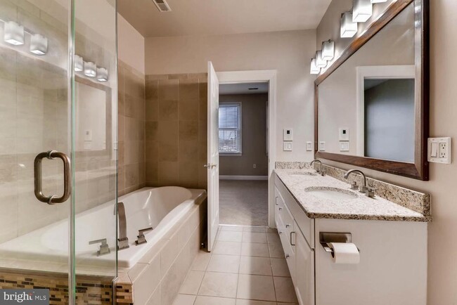 Building Photo - 1290 Harbor Island Walk