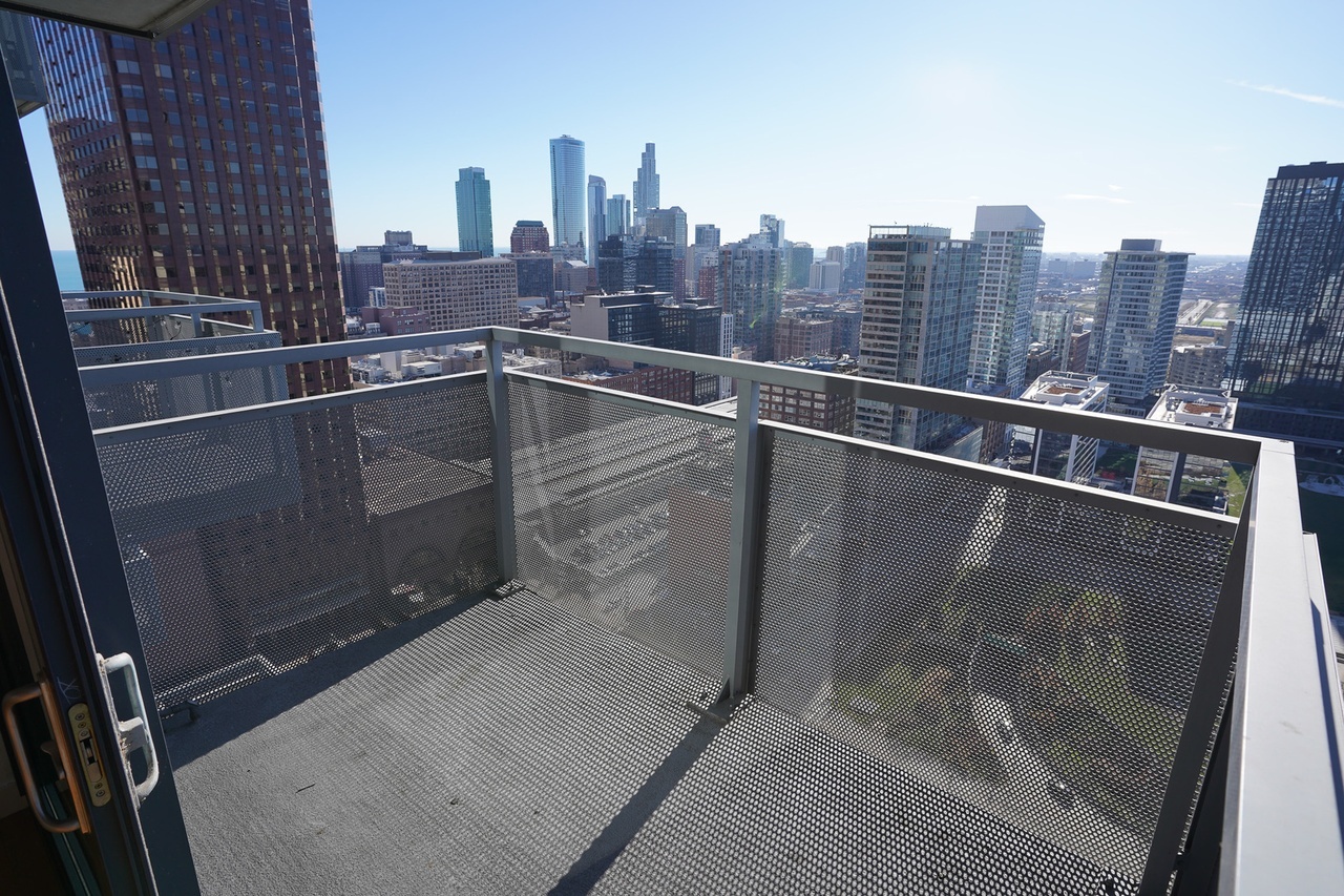 Building Photo - 235 W Van Buren St