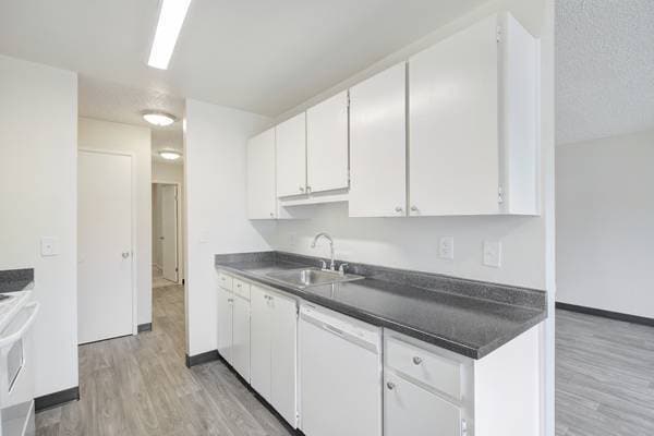 Building Photo - Royal Pines