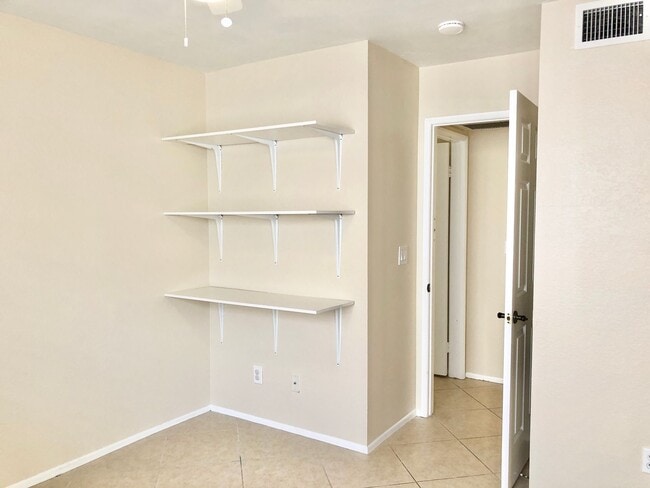 Building Photo - Sweet Single-Story, Completely Detached, in the Picturesque Fallbrook Village HOA Community!