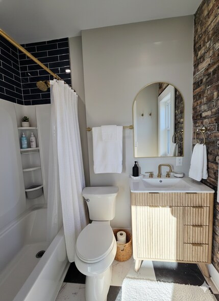 Building Photo - 2402 E Webster Pl