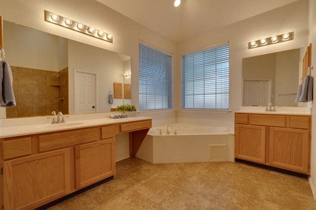 Building Photo - 2320 Suntree Ln