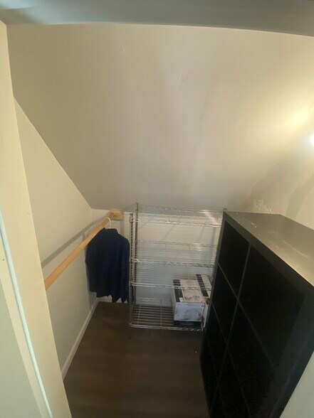 Closet - Clothes Hanging - 420 Cardigan Cir SW