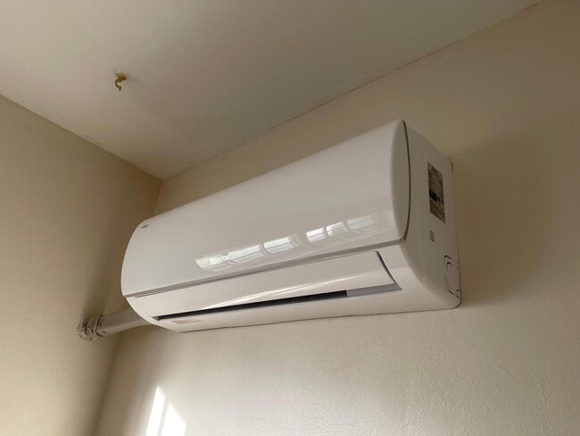 Building Photo - 2300 NE 5th Ave