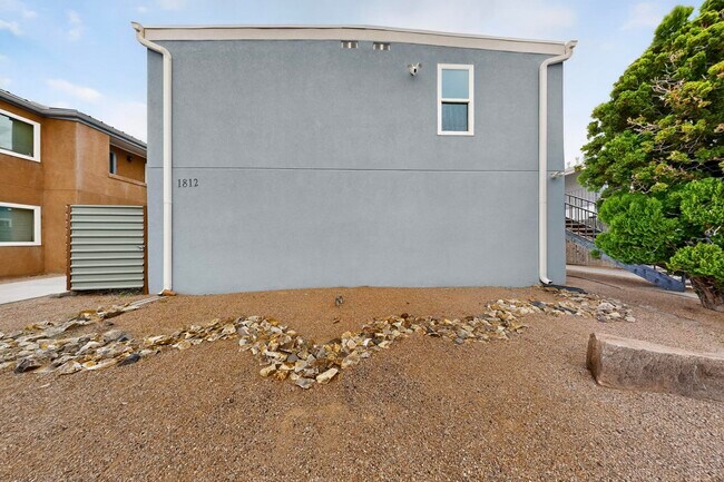 Building Photo - 1812 Buena Vista Dr SE
