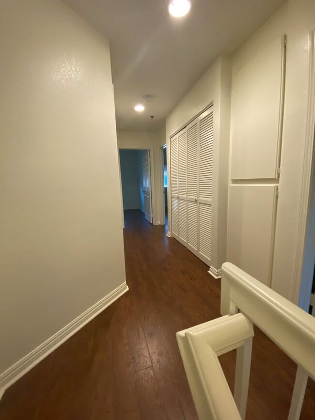 Building Photo - Awesome Townhouse in El Segundo w/Laundry in Unit, Garage and Pool