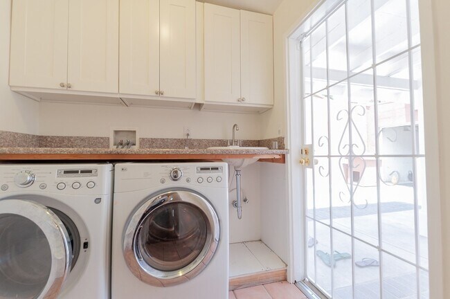 Building Photo - Beautiful 3 bedroom 2 bath with Central AC