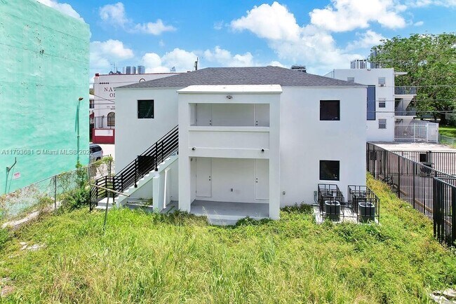 Building Photo - 1814 NW 2nd Ct