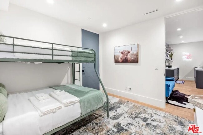 Building Photo - 6201 Lindenhurst Ave