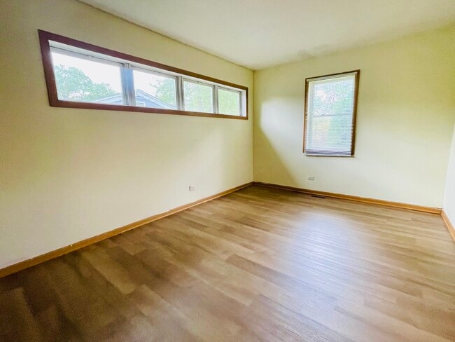 Building Photo - 36936 N Helen Dr