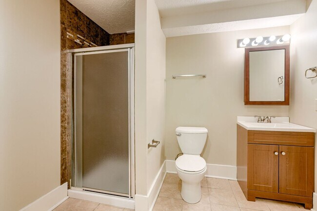 Building Photo - Spacious 3 Bedroom Duplex in the Heart of Midtown Featuring Detached Garage!!
