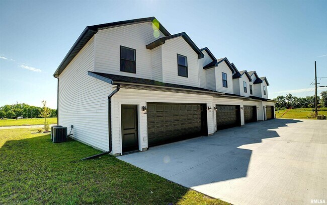 Building Photo - 1008 S 4th St