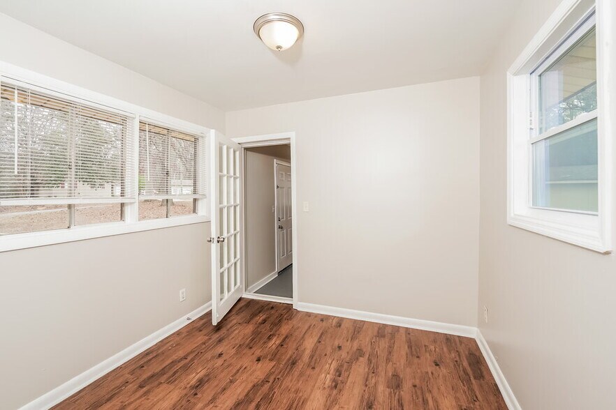 Building Photo - 325 16th Ave NW