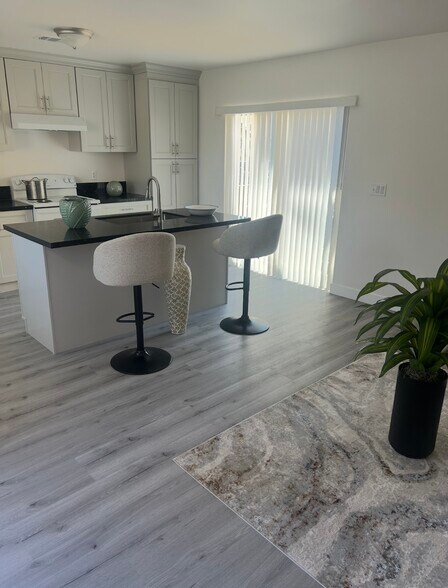 Building Photo - 218 E 83rd St