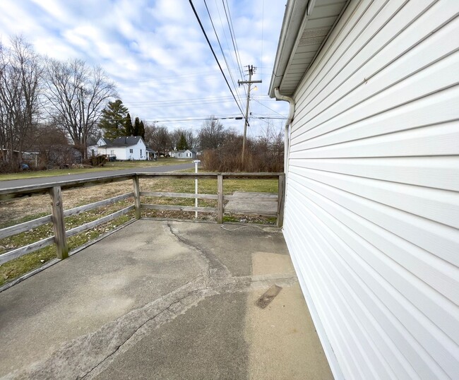 Building Photo - 2 Bedroom/ 1 Bathroom Home with Washer & Dryer Hook-ups! Large Deck! Nice Yard!