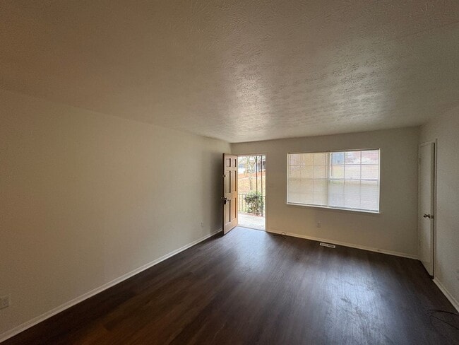 Building Photo - For rent