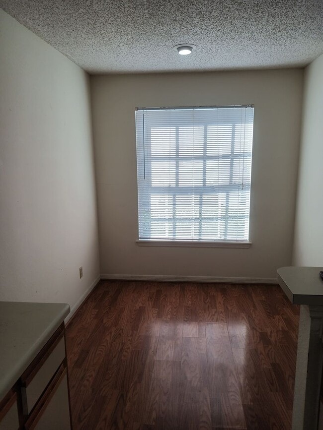 Building Photo - MOVE IN READY!!!! 1 BEDROOM 1 BATHROOM AVA...