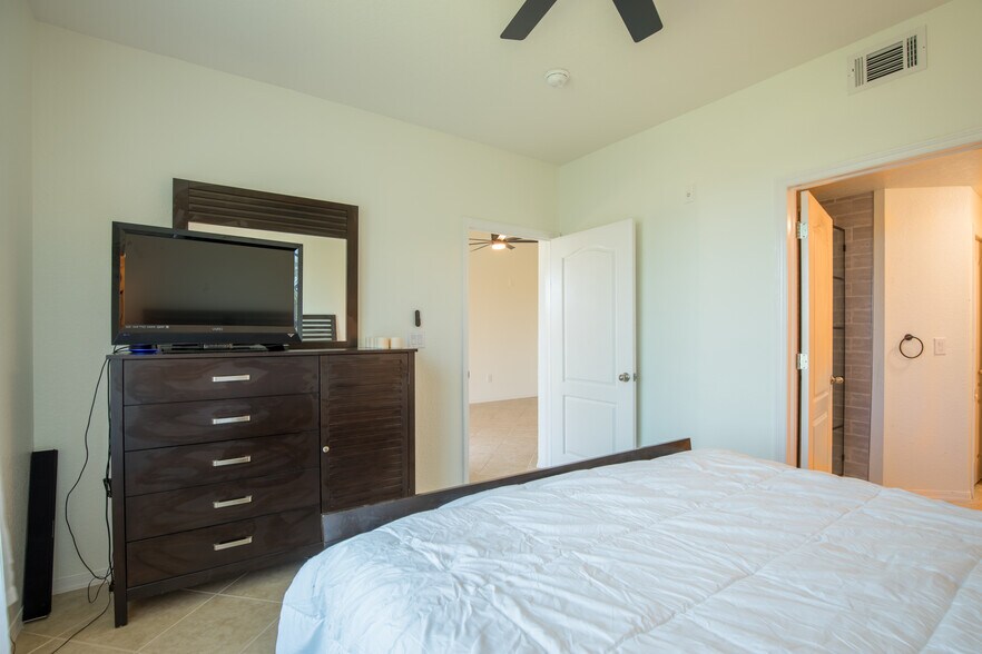 Building Photo - 4106 Central Sarasota Pky