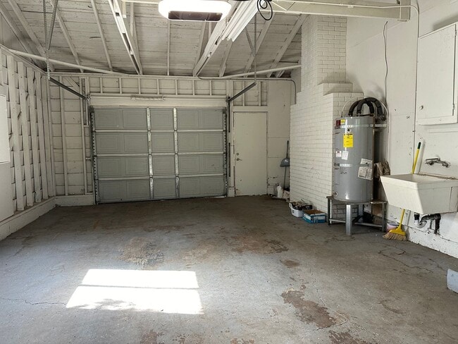 Building Photo - Your Next Chapter Starts Here - Convenient Redding Location!