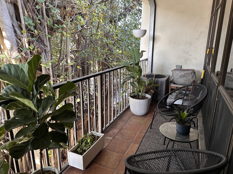 Balcony - 2666 Tigertail Ave