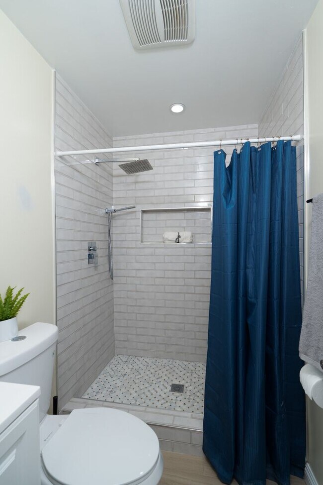 Building Photo - 449 Norumbega Dr