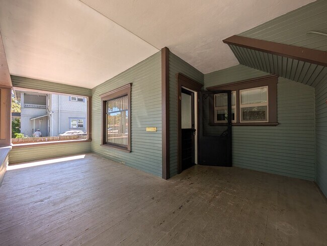 Building Photo - 614 Lawrence St