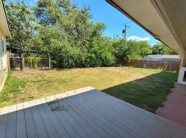 Building Photo - 2317 Live Oak St