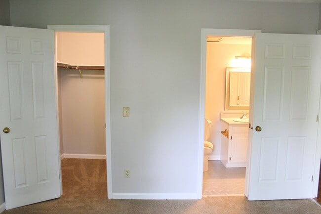 Building Photo - 736 Woodland Dr