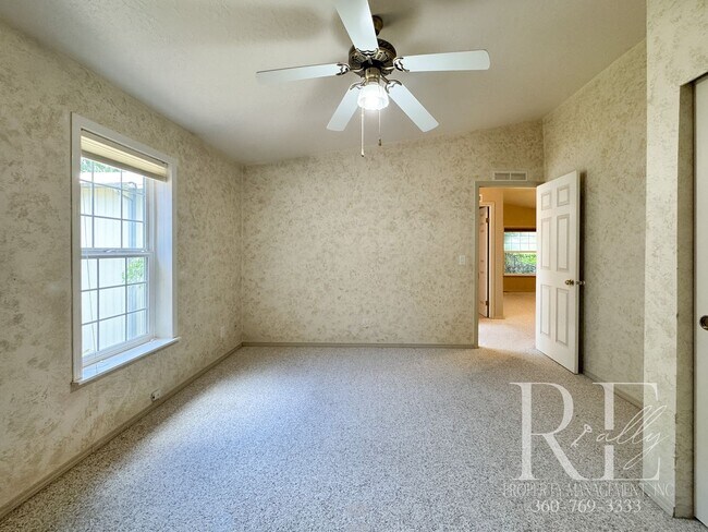 Building Photo - Your Private Getaway In Bremerton