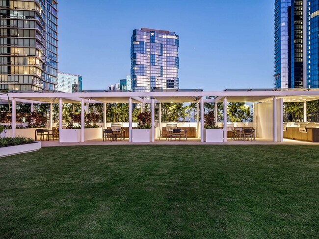 Building Photo - KOULA 2b2b1pkg Ready to Move In!