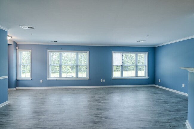 Building Photo - Bright And Spacious 3 Bed 2.5 Bath End-Uni...