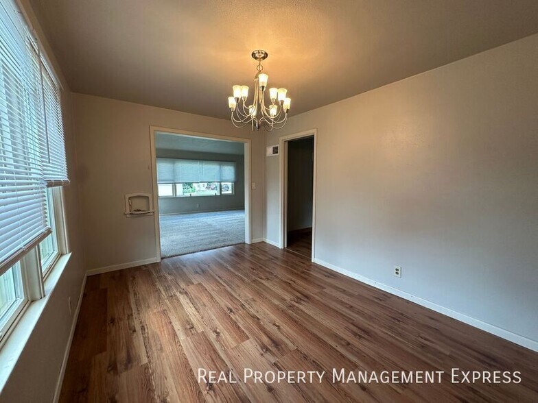 Building Photo - Cozy 4 Bedroom 3 Bathroom Home