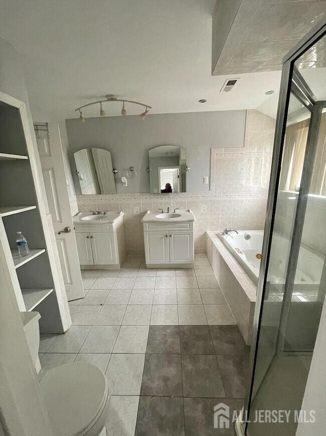 Building Photo - 410 Johnstone St