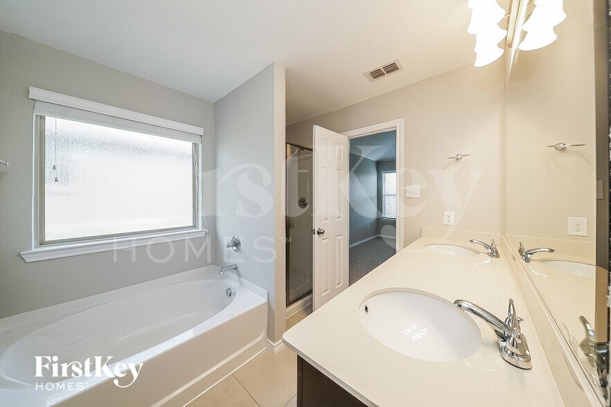 Building Photo - 2513 Weatherford Heights Dr